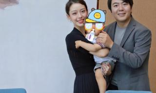 吉娜抱起150斤的郎朗