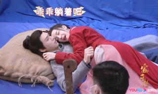 热巴龚俊现身美容院