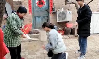 孙子磕头把盆磕瘪了 孙子磕头把盆磕瘪了